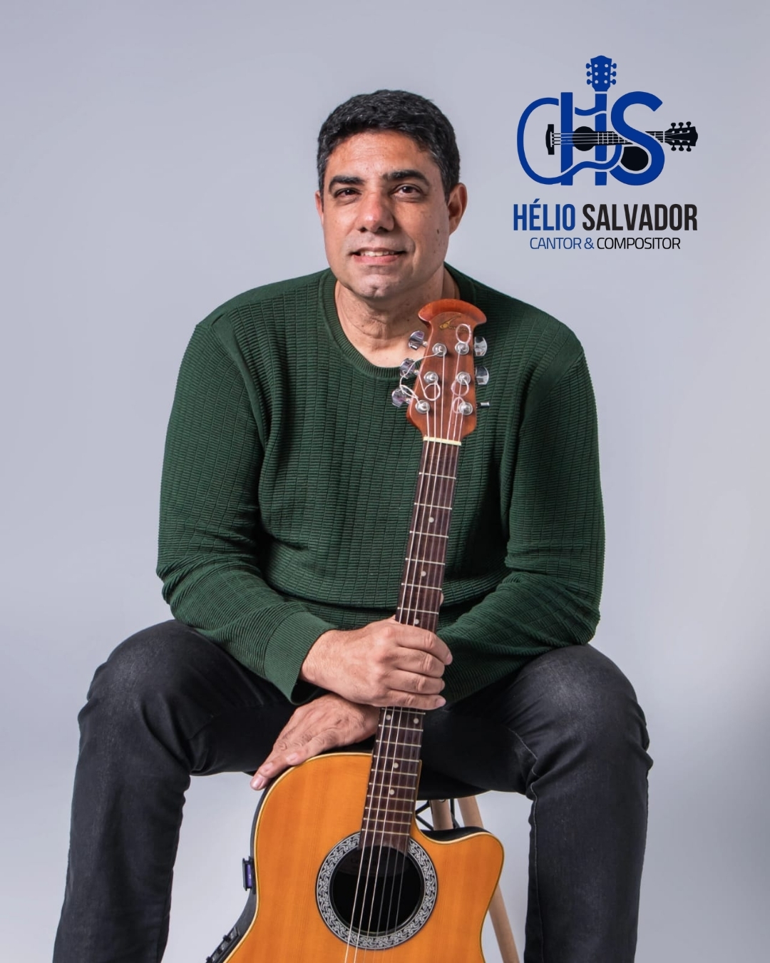 Retrato de Hélio Salvador com seu violão