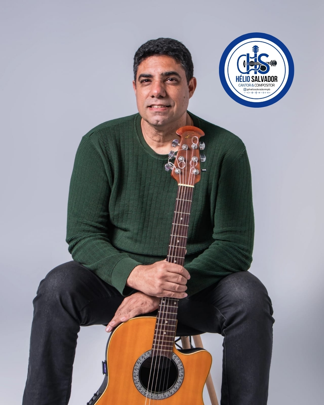 Hélio Salvador com violão e o selo da marca CHS